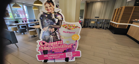 Analog zum Kinofilm wirbt McDonalds mit Aufsteller für Produkt 
